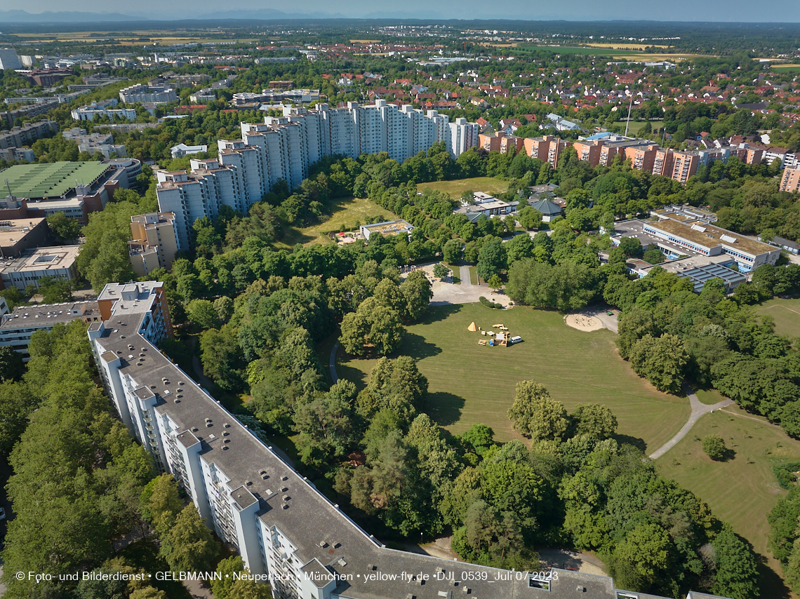 07.07.2023 - Wohnring Neuperlach mit ehemaliger Allianz und Vereinte und Umgebung