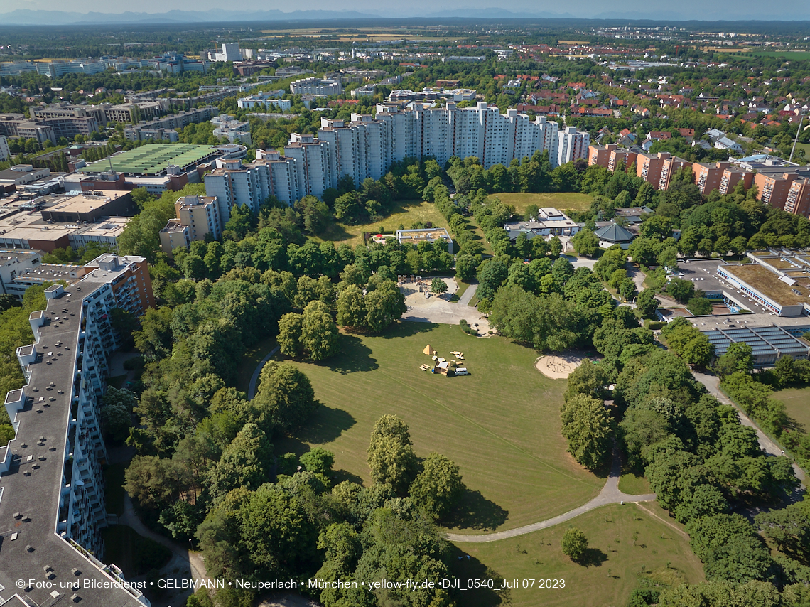 07.07.2023 - Wohnring Neuperlach mit ehemaliger Allianz und Vereinte und Umgebung