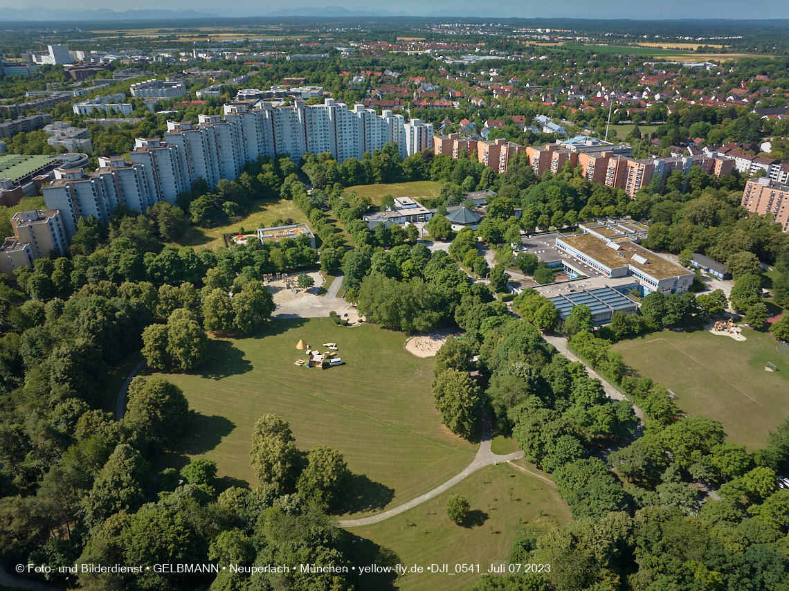 07.07.2023 - Wohnring Neuperlach mit ehemaliger Allianz und Vereinte und Umgebung