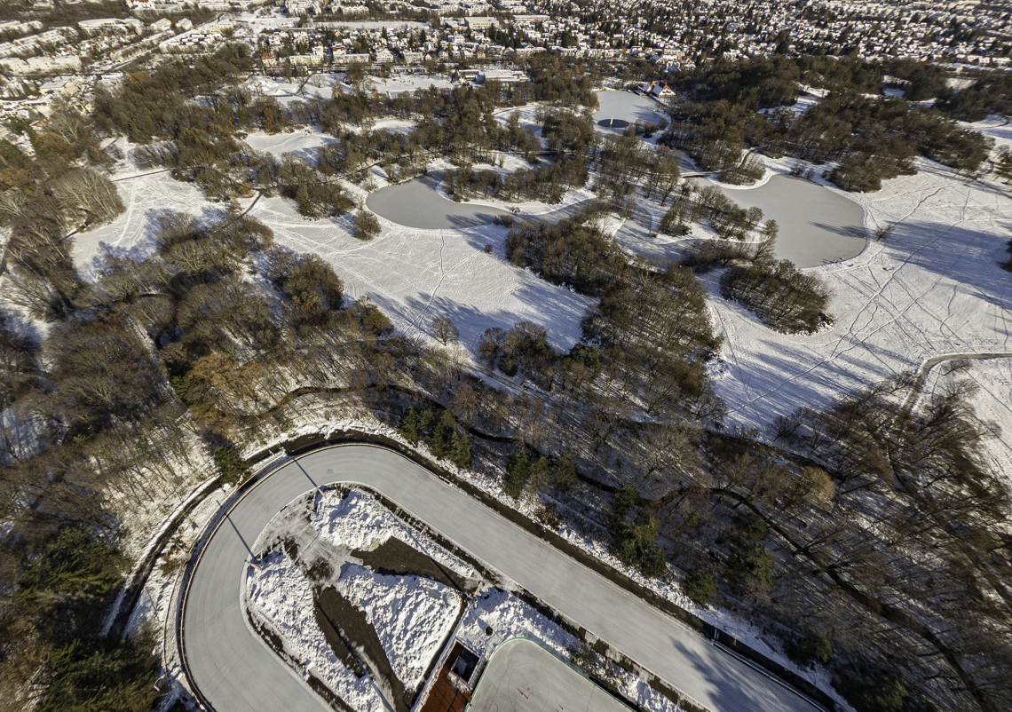 06.12.2021 - der Ostpark mit Schnee im Winter 2023 in Neuperlach