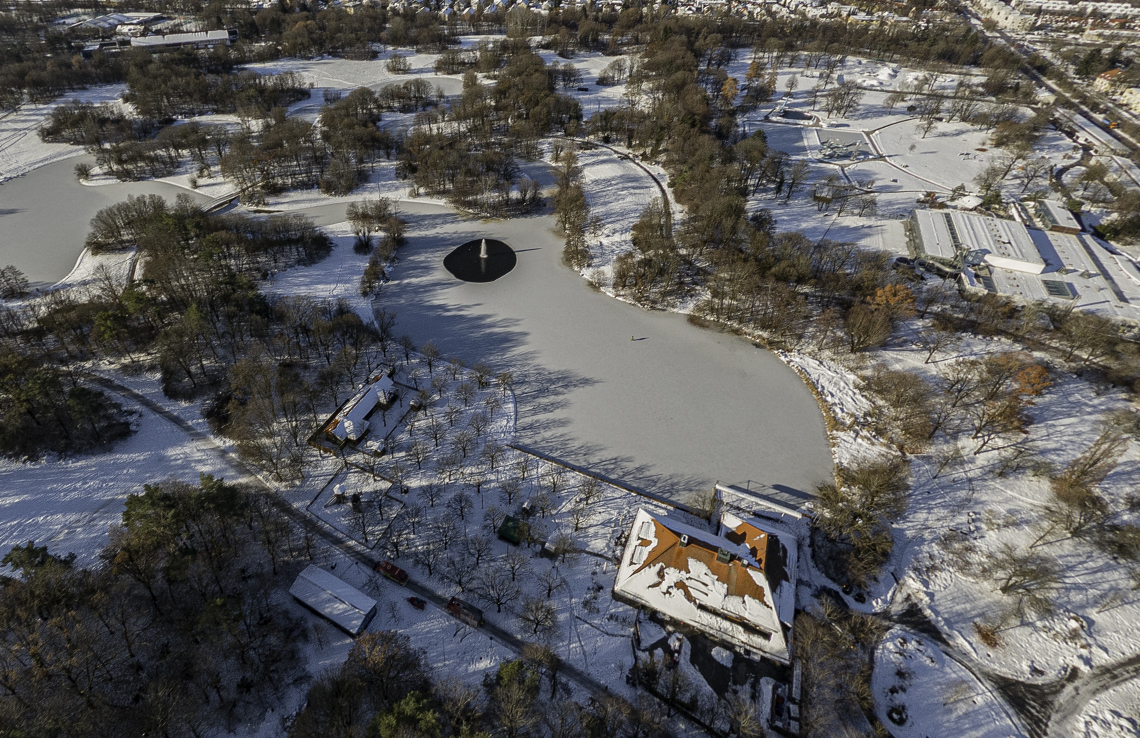 06.12.2021 - der Ostpark mit Schnee im Winter 2023 in Neuperlach