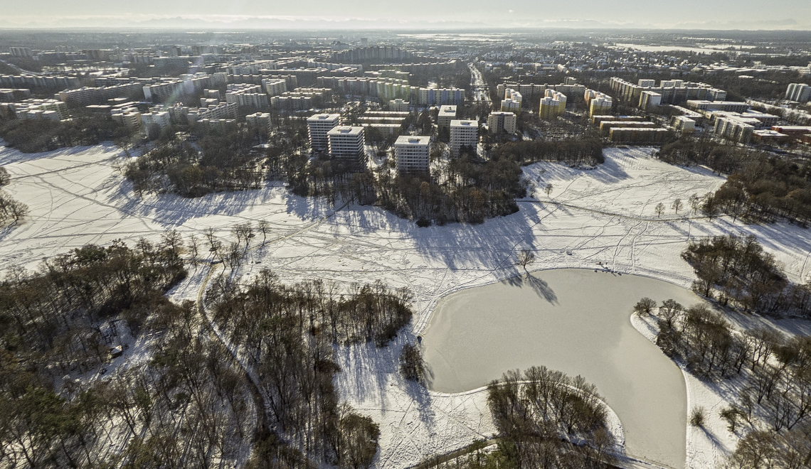 06.12.2021 - der Ostpark mit Schnee im Winter 2023 in Neuperlach