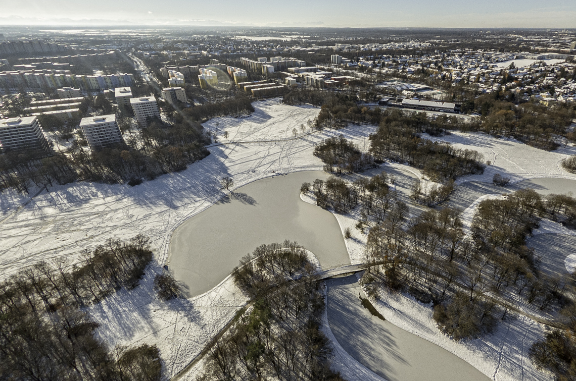 06.12.2021 - der Ostpark mit Schnee im Winter 2023 in Neuperlach