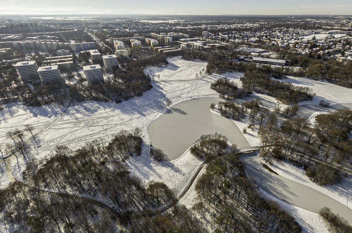 06.12.2021 - der Ostpark mit Schnee im Winter 2023 in Neuperlach