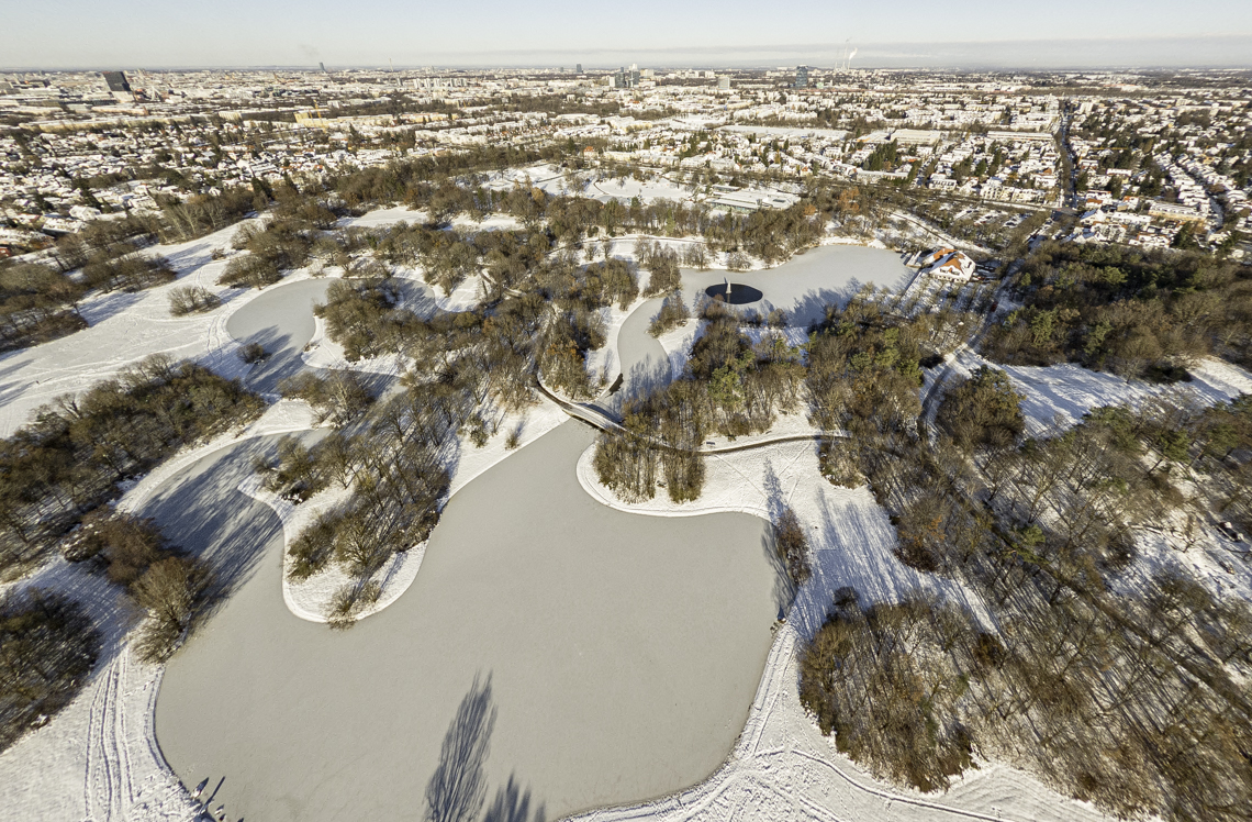 06.12.2021 - der Ostpark mit Schnee im Winter 2023 in Neuperlach