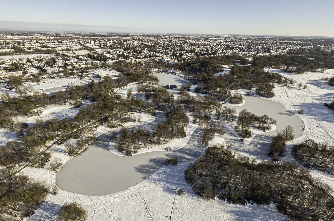 06.12.2021 - der Ostpark mit Schnee im Winter 2023 in Neuperlach