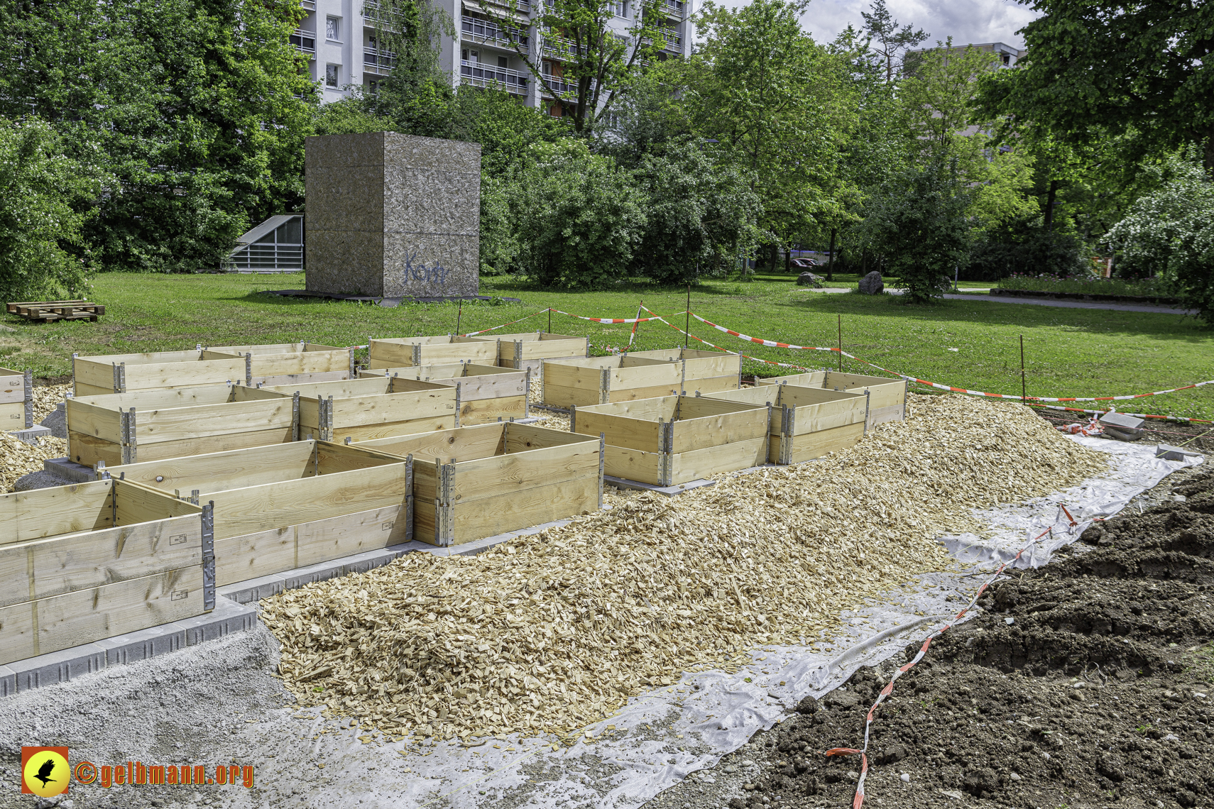 25.04.2024 - Sanierung und Blumenbeet am Karl-Marx-Ring 11-21