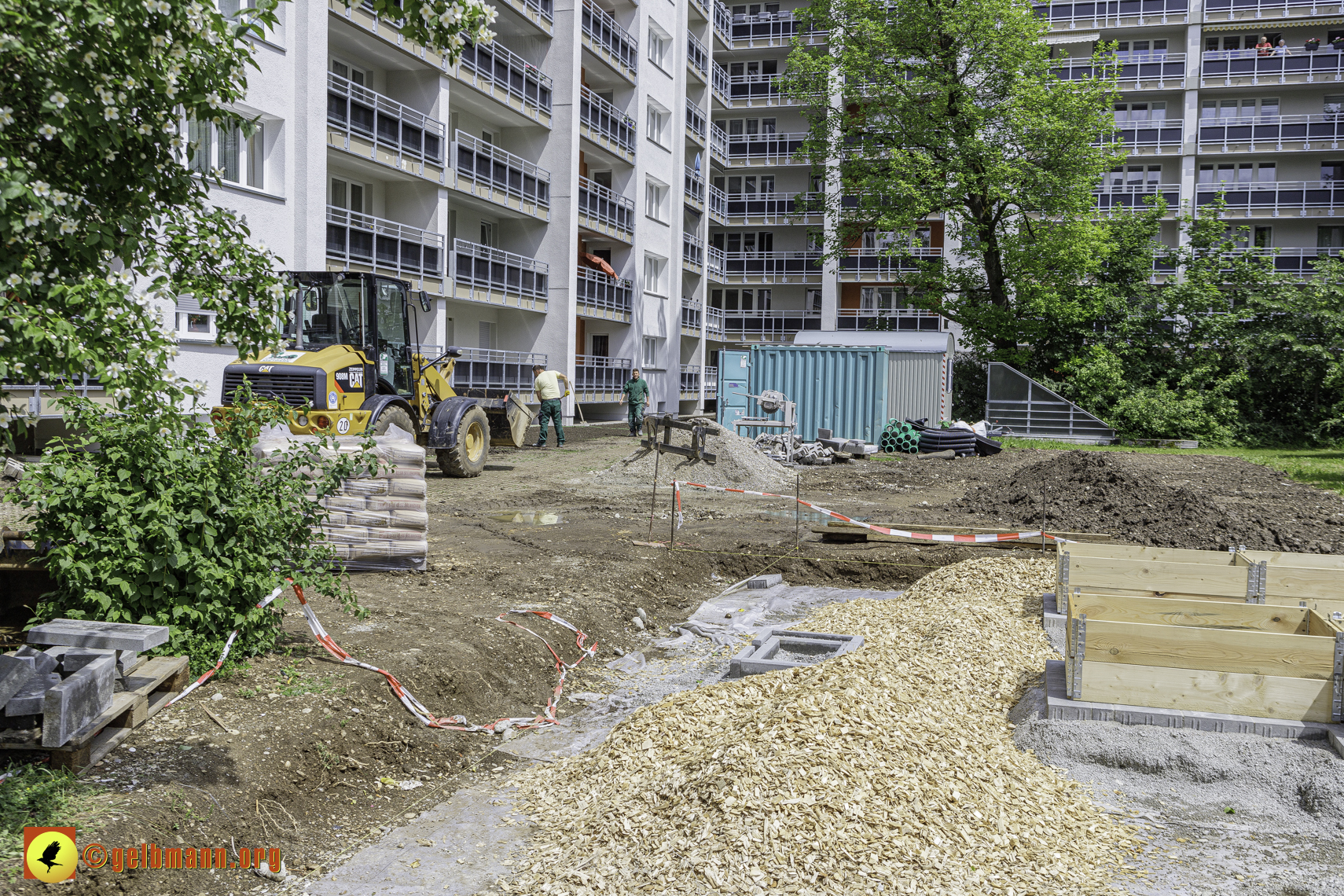 25.04.2024 - Sanierung und Blumenbeet am Karl-Marx-Ring 11-21