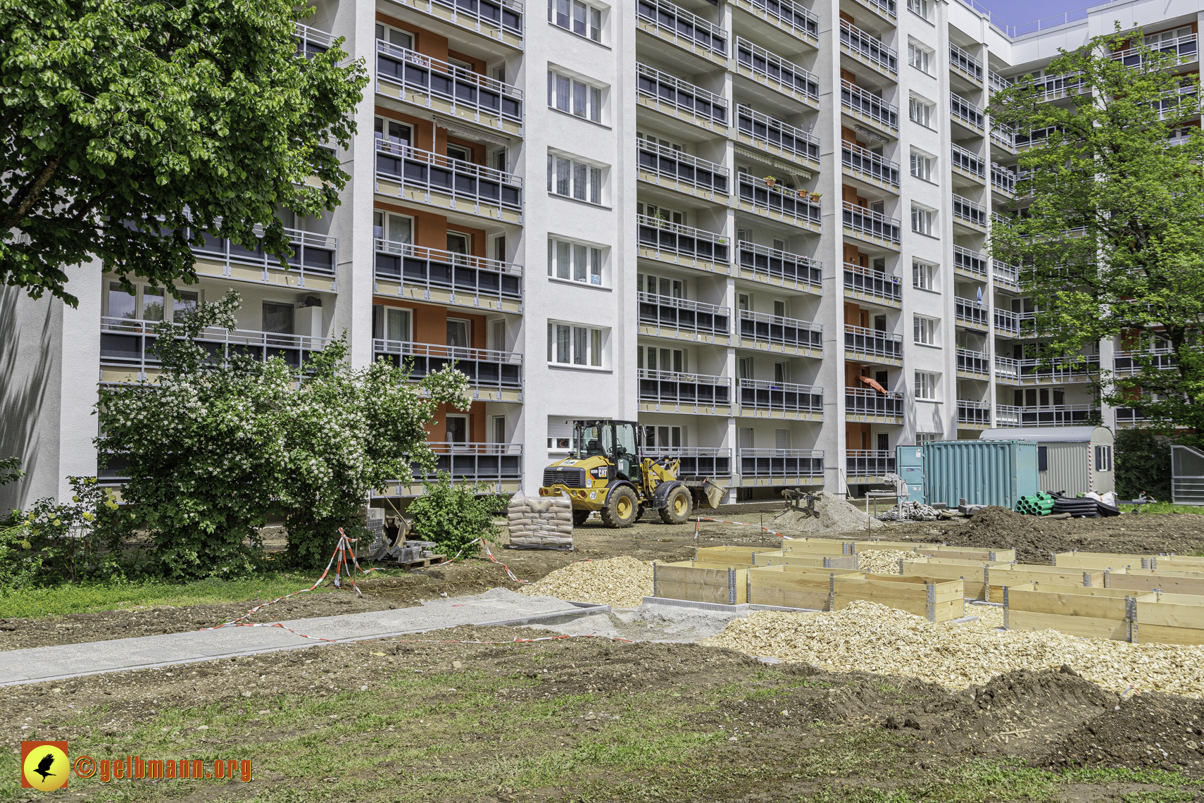 25.04.2024 - Sanierung und Blumenbeet am Karl-Marx-Ring 11-21