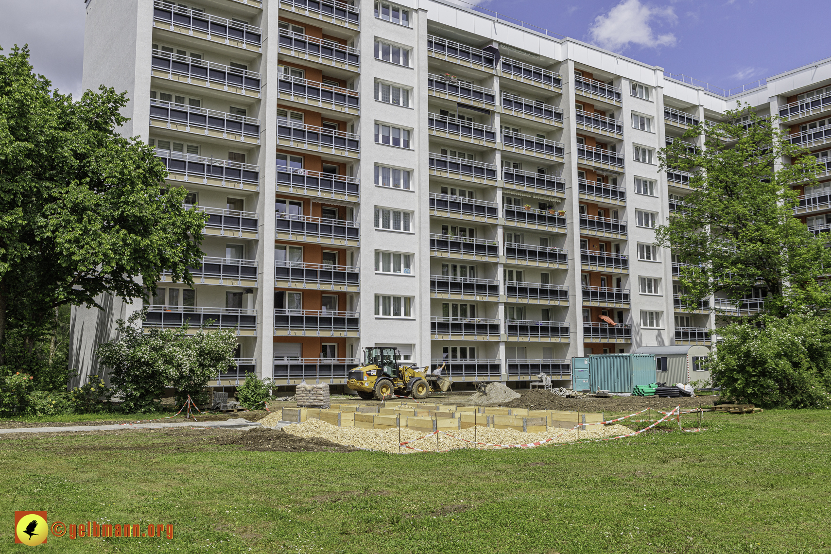 25.04.2024 - Sanierung und Blumenbeet am Karl-Marx-Ring 11-21