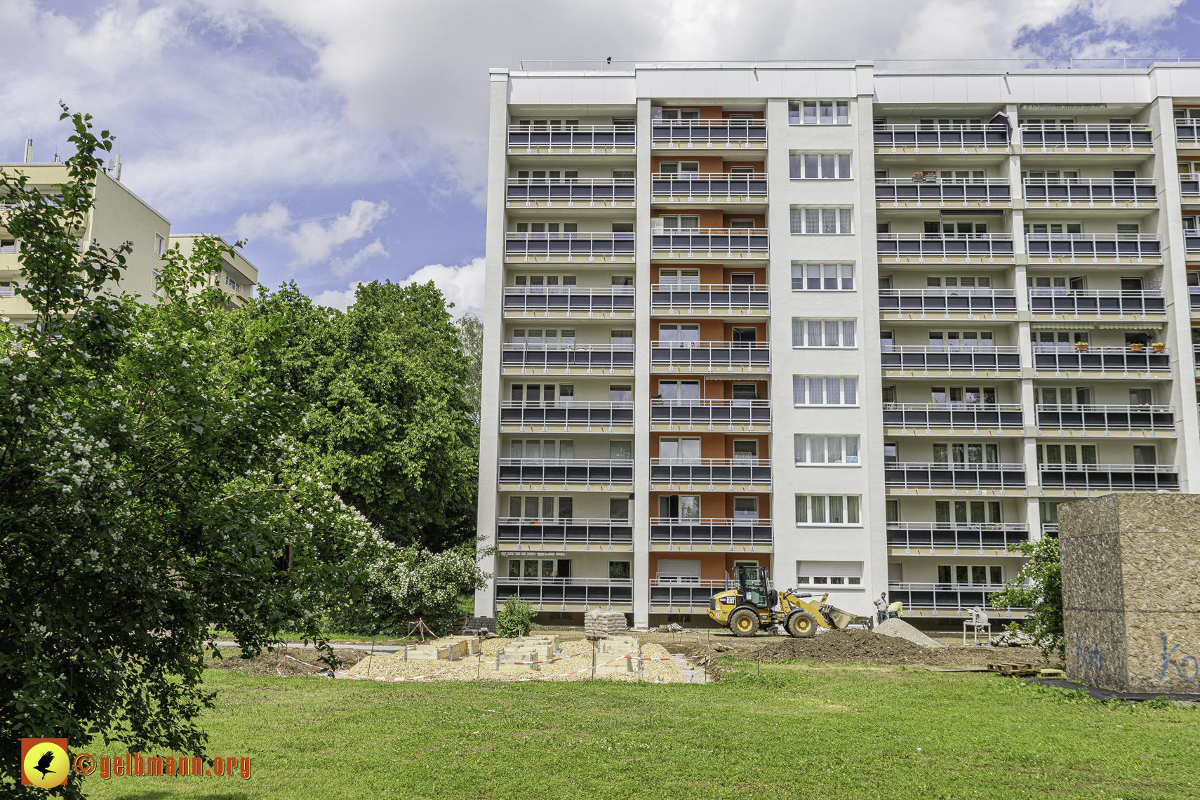 25.04.2024 - Sanierung und Blumenbeet am Karl-Marx-Ring 11-21