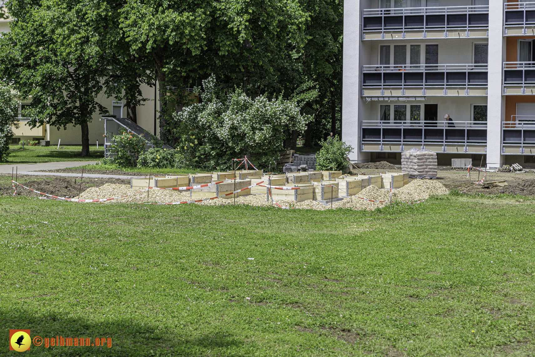 25.04.2024 - Sanierung und Blumenbeet am Karl-Marx-Ring 11-21