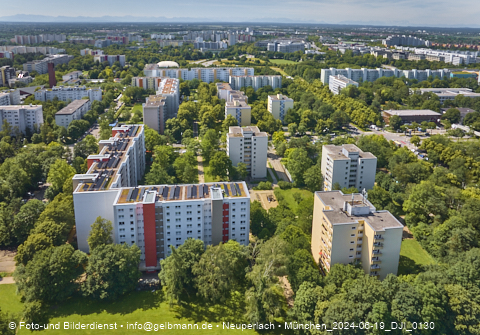 18.06.2024 - Baustelle am Karl-Marx-Ring 11-21 mit Dach-Solaranlage in Neuperlach