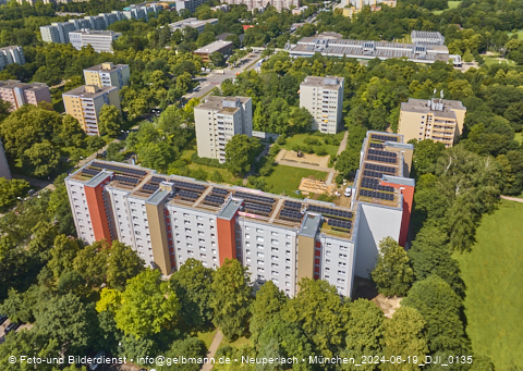 18.06.2024 - Baustelle am Karl-Marx-Ring 11-21 mit Dach-Solaranlage in Neuperlach