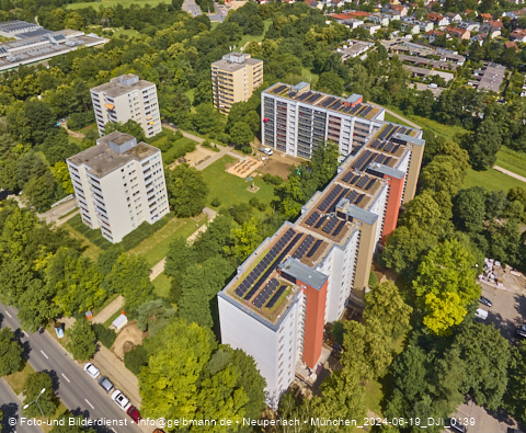 18.06.2024 - Baustelle am Karl-Marx-Ring 11-21 mit Dach-Solaranlage in Neuperlach