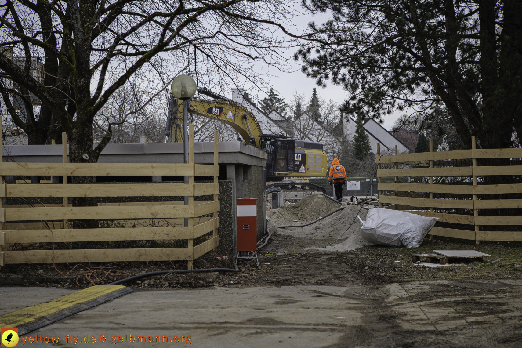 12.03.2025 - Bagger-Abriss der Grundschule am Karl-Marx-Ring in Neuperlach