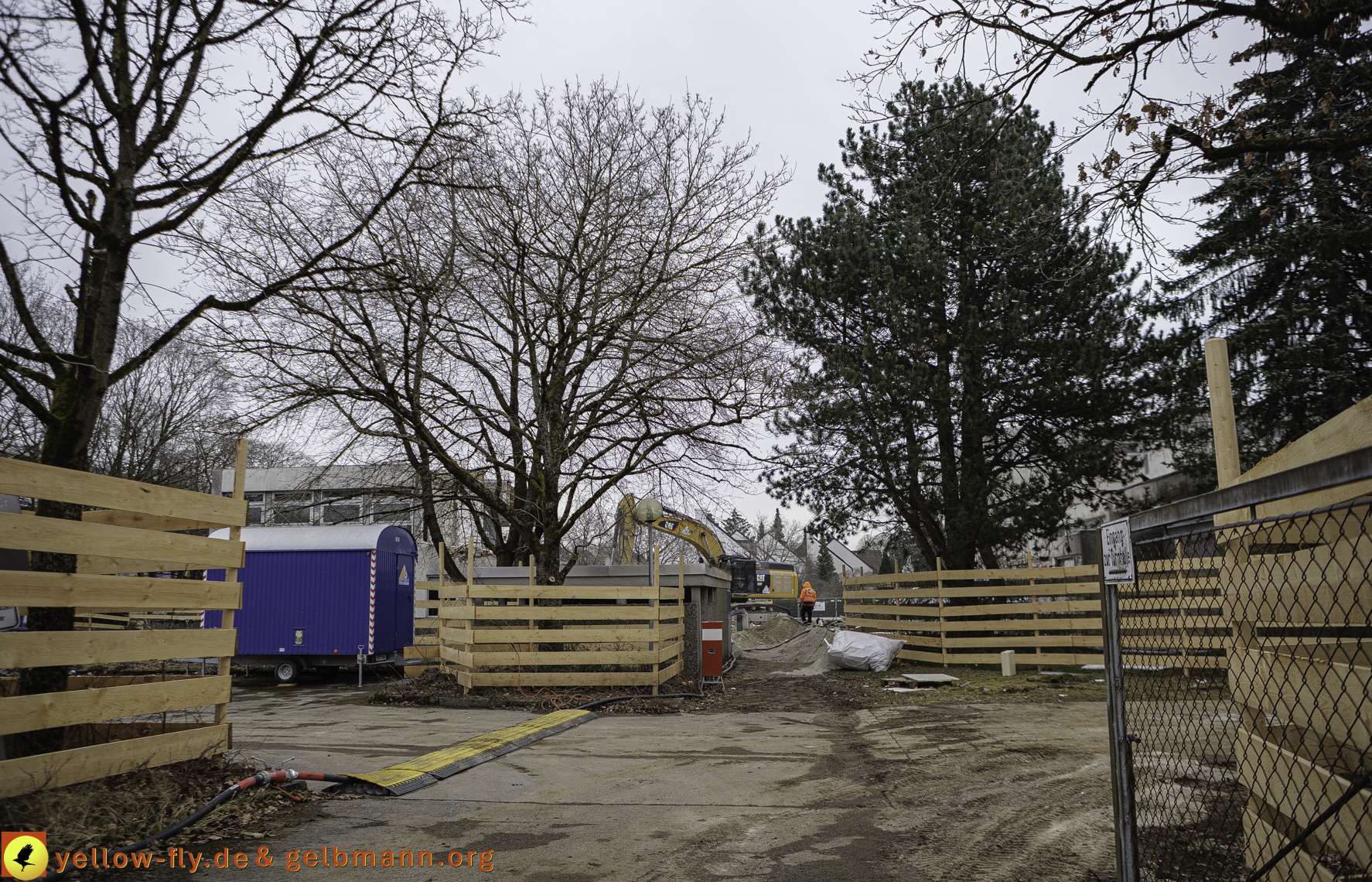 12.03.2025 - Bagger-Abriss der Grundschule am Karl-Marx-Ring in Neuperlach