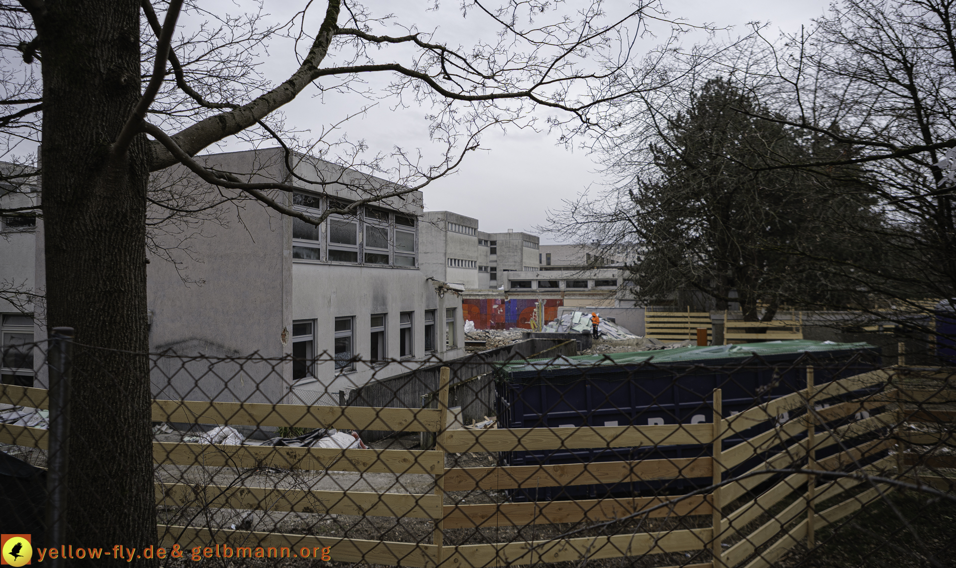 12.03.2025 - Bagger-Abriss der Grundschule am Karl-Marx-Ring in Neuperlach