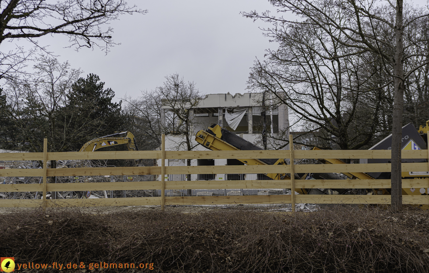12.03.2025 - Bagger-Abriss der Grundschule am Karl-Marx-Ring in Neuperlach