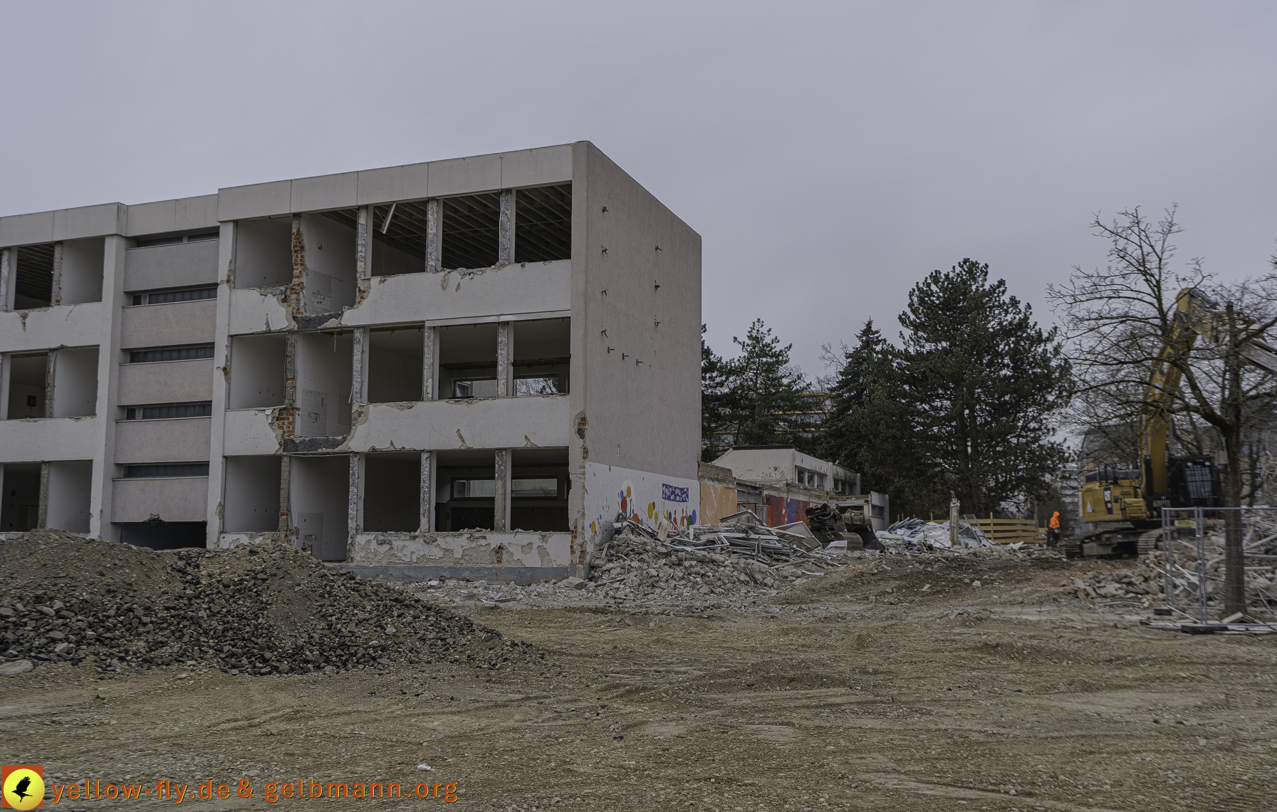 12.03.2025 - Bagger-Abriss der Grundschule am Karl-Marx-Ring in Neuperlach