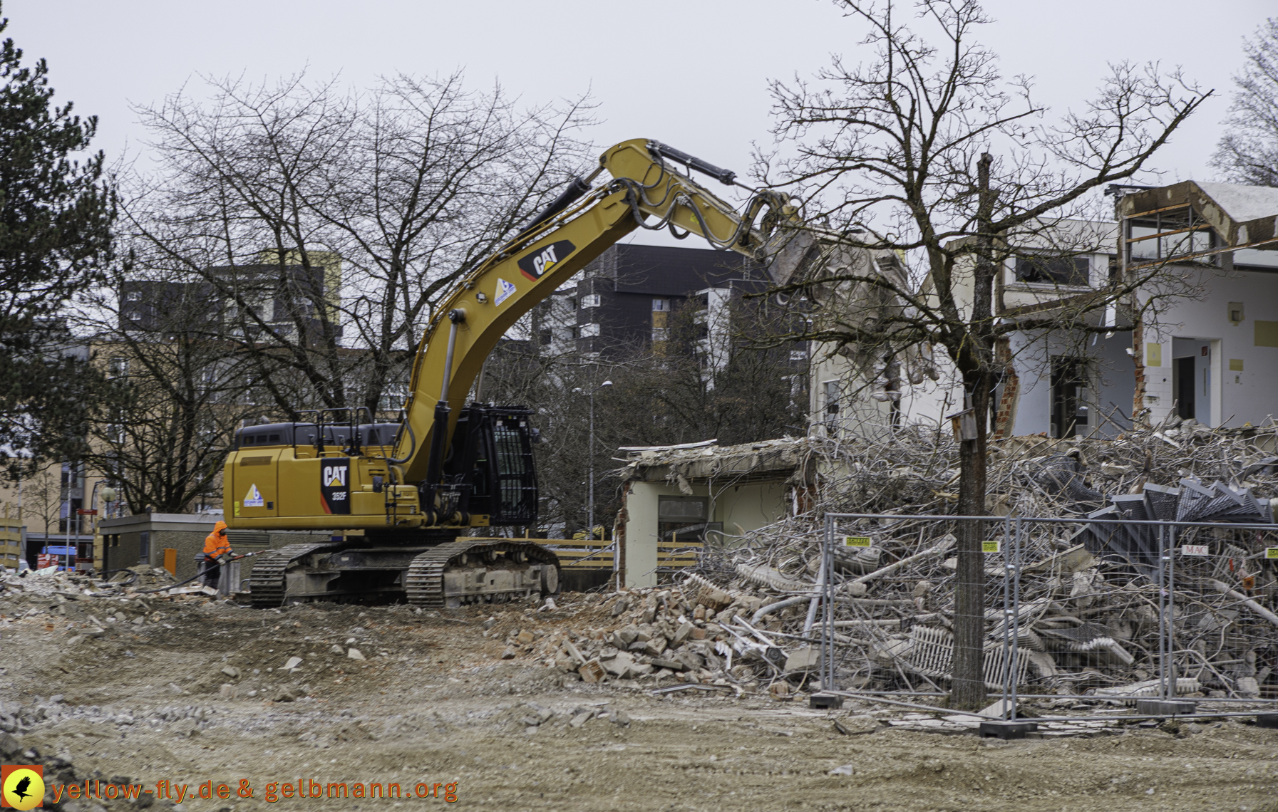 12.03.2025 - Bagger-Abriss der Grundschule am Karl-Marx-Ring in Neuperlach