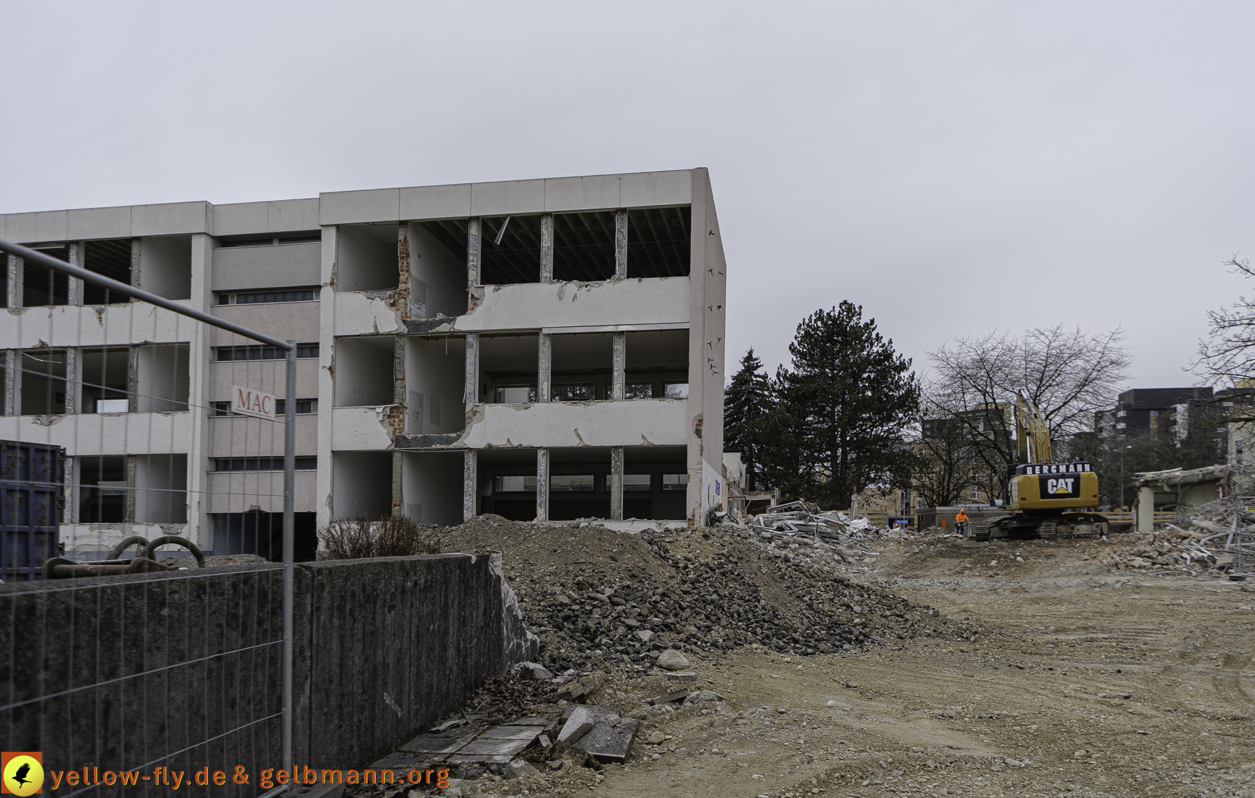12.03.2025 - Bagger-Abriss der Grundschule am Karl-Marx-Ring in Neuperlach