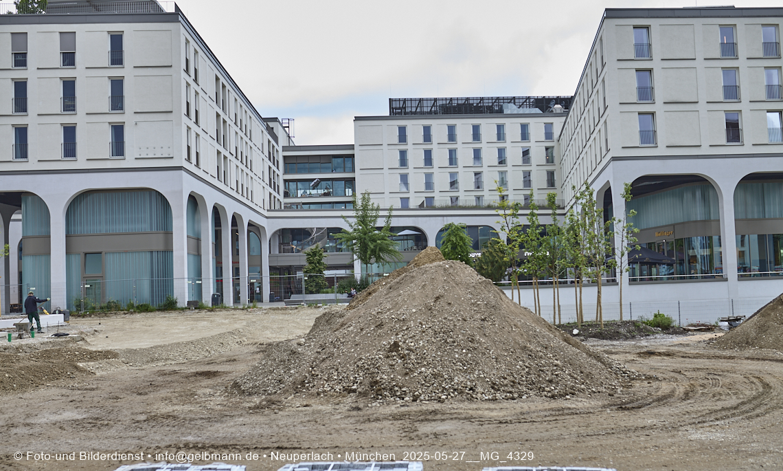 27.05.2025 - Bauarbeiten an den Freiflächen vom Perlach Plaza 