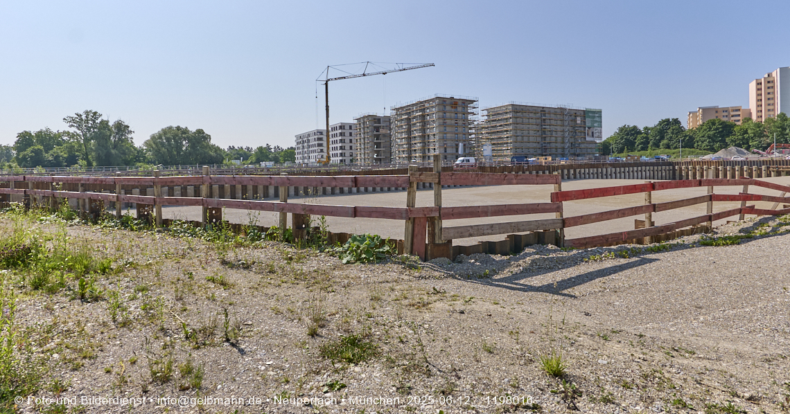 12.06.2025 - Alexisquartier_mit_Wohnanlage Karl-Marx-Ring 52-62 und das Marx-Zentrum in Neuperlach