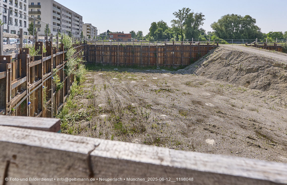 12.06.2025 - Alexisquartier_mit_Wohnanlage Karl-Marx-Ring 52-62 und das Marx-Zentrum in Neuperlach