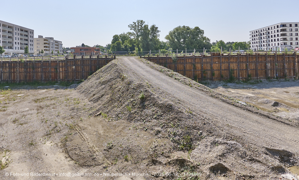 12.06.2025 - Alexisquartier_mit_Wohnanlage Karl-Marx-Ring 52-62 und das Marx-Zentrum in Neuperlach