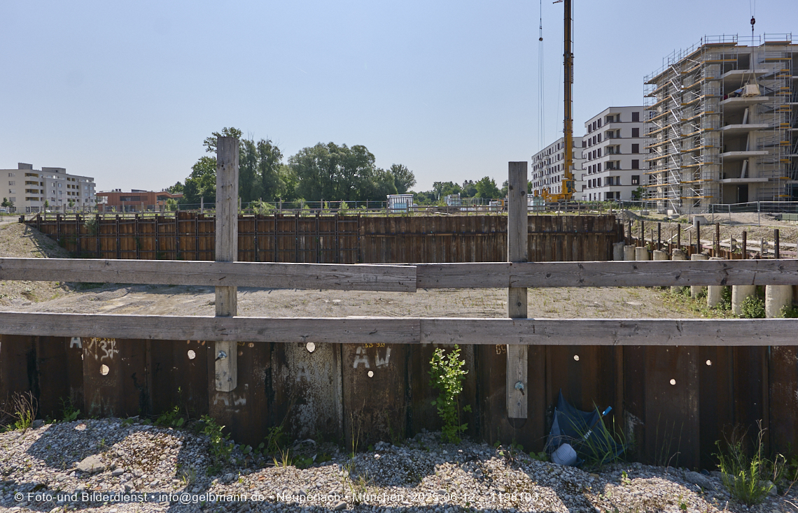 12.06.2025 - Alexisquartier_mit_Wohnanlage Karl-Marx-Ring 52-62 und das Marx-Zentrum in Neuperlach