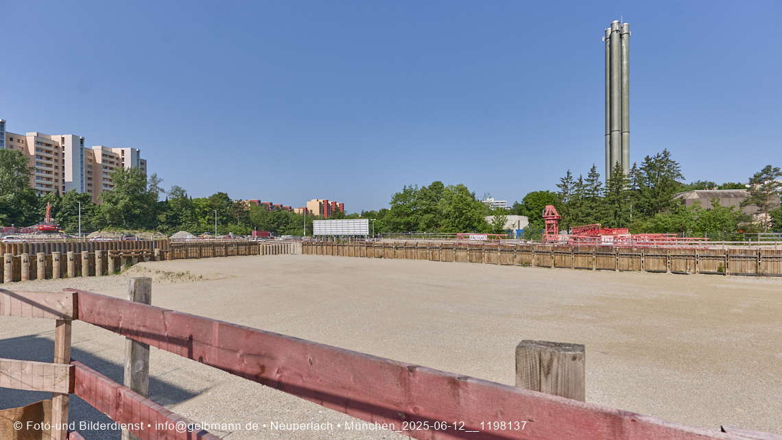 12.06.2025 - Alexisquartier_mit_Wohnanlage Karl-Marx-Ring 52-62 und das Marx-Zentrum in Neuperlach