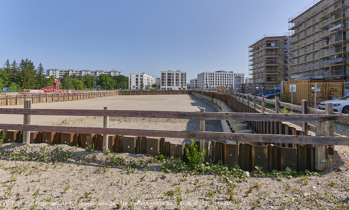 12.06.2025 - Alexisquartier_mit_Wohnanlage Karl-Marx-Ring 52-62 und das Marx-Zentrum in Neuperlach