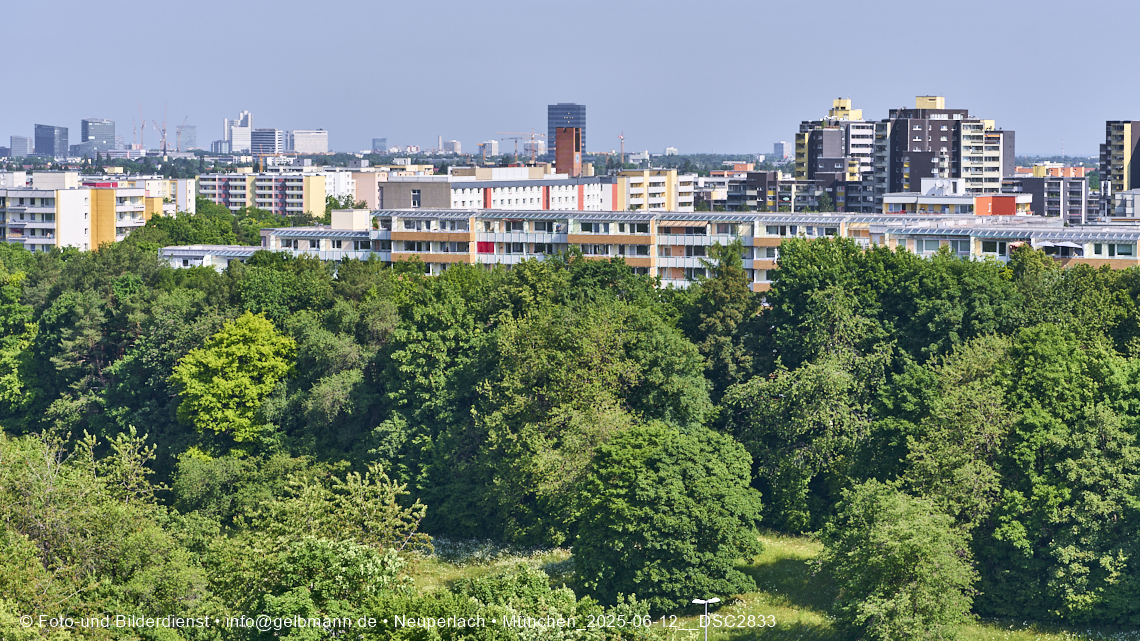12.06.2025 - Alexisquartier_mit_Wohnanlage Karl-Marx-Ring 52-62 und das Marx-Zentrum in Neuperlach