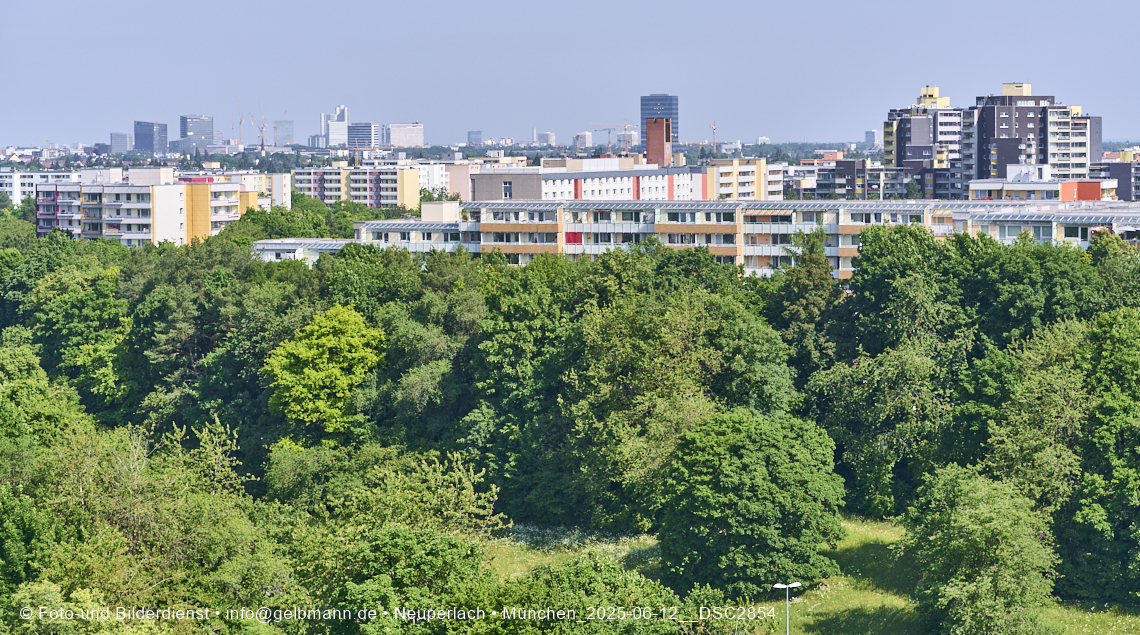 12.06.2025 - Alexisquartier_mit_Wohnanlage Karl-Marx-Ring 52-62 und das Marx-Zentrum in Neuperlach