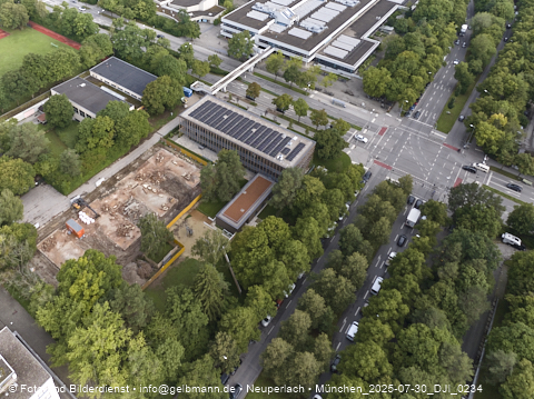 30.07.2025 - Abriss der alten Kindergarten-Flachbauten an der Heinrich-Wieland-Straße in Neuperlach