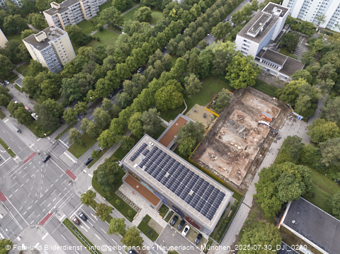 30.07.2025 - Abriss der alten Kindergarten-Flachbauten an der Heinrich-Wieland-Straße in Neuperlach