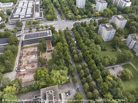 30.07.2025 - Abriss der alten Kindergarten-Flachbauten an der Heinrich-Wieland-Straße in Neuperlach