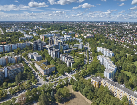 03.09.2025 - Luftbilder vom Marx-Zentrum und Wohnanalge am Karl-Marx-Ring 52-62 in Neuperlach