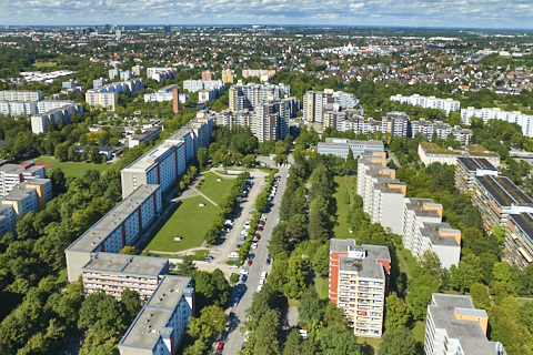 03.09.2025 - Luftbilder vom Marx-Zentrum und Wohnanalge am Karl-Marx-Ring 52-62 in Neuperlach