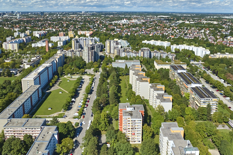03.09.2025 - Luftbilder vom Marx-Zentrum und Wohnanalge am Karl-Marx-Ring 52-62 in Neuperlach