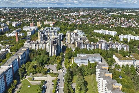 03.09.2025 - Luftbilder vom Marx-Zentrum und Wohnanalge am Karl-Marx-Ring 52-62 in Neuperlach
