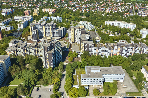 03.09.2025 - Luftbilder vom Marx-Zentrum und Wohnanalge am Karl-Marx-Ring 52-62 in Neuperlach
