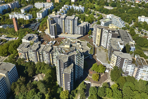 03.09.2025 - Luftbilder vom Marx-Zentrum und Wohnanalge am Karl-Marx-Ring 52-62 in Neuperlach