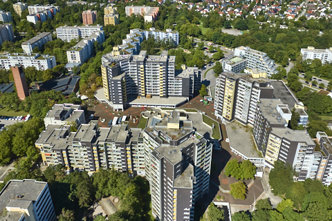 03.09.2025 - Luftbilder vom Marx-Zentrum und Wohnanalge am Karl-Marx-Ring 52-62 in Neuperlach