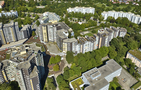 03.09.2025 - Luftbilder vom Marx-Zentrum und Wohnanlage Karl-Marx-Ring 52-62 in Neuperlach