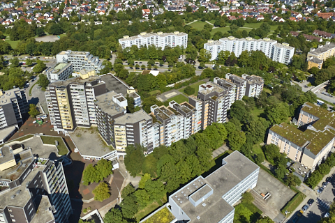 03.09.2025 - Luftbilder vom Marx-Zentrum und Wohnanalge am Karl-Marx-Ring 52-62 in Neuperlach