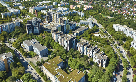 03.09.2025 - Luftbilder vom Marx-Zentrum und Wohnanalge am Karl-Marx-Ring 52-62 in Neuperlach