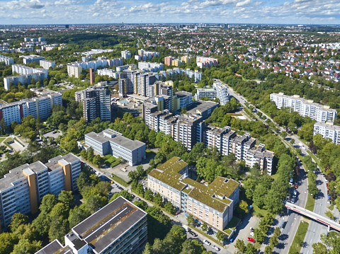 03.09.2025 - Luftbilder vom Marx-Zentrum und Wohnanalge am Karl-Marx-Ring 52-62 in Neuperlach