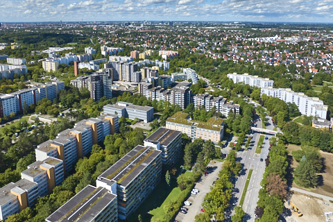 03.09.2025 - Luftbilder vom Marx-Zentrum und Wohnanalge am Karl-Marx-Ring 52-62 in Neuperlach
